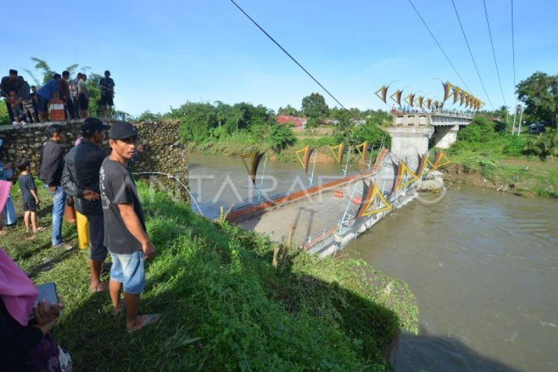 Jembatan Bantuan BNPB Di Kayu Gadang Sikabu Ambruk