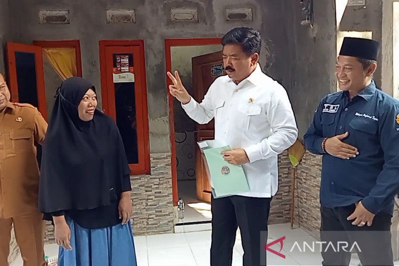 Menteri ATR/BPN serahkan langsung sertifikat PTSL kepada warga Cirebon