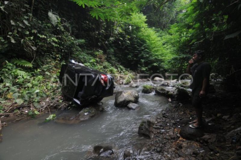 Kecelakaan mobil jatuh ke jurang di Klaten