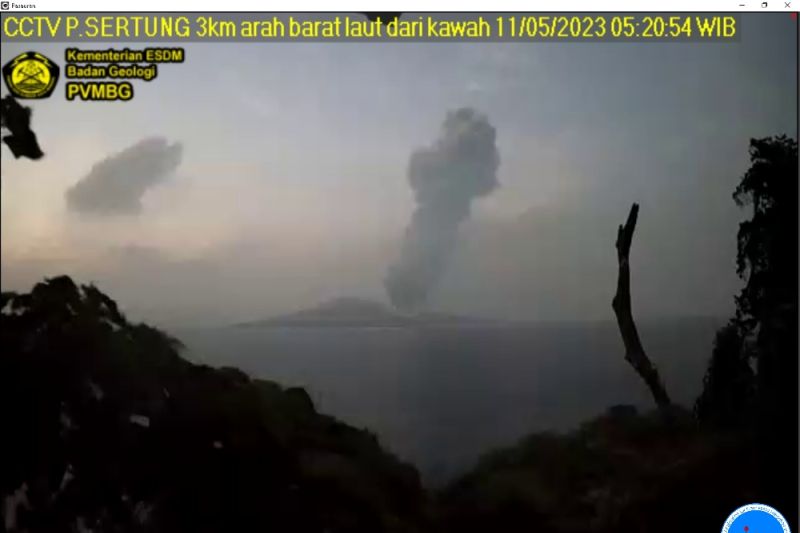 Gunung Anak Krakatau di Selat Sunda erupsi lontarkan abu