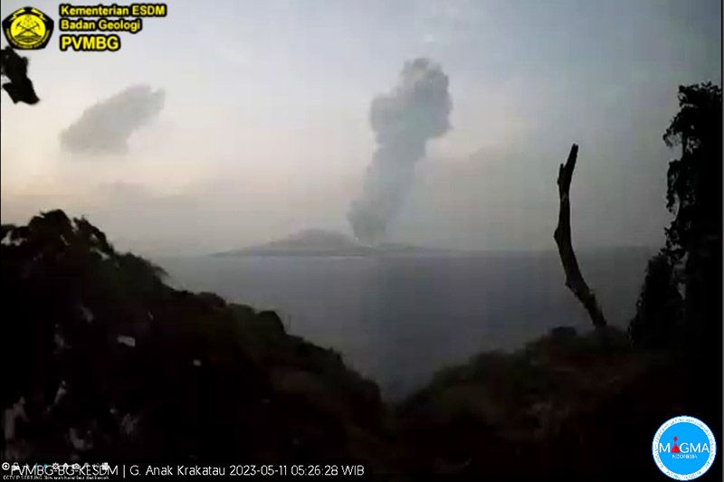 Gunung Anak Krakatau kembali meletus siang ini