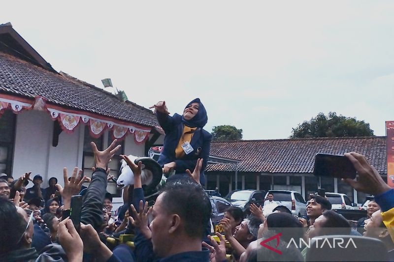 Bawaslu dalami aksi bacaleg Nasdem sawer uang di Kantor KPU Garut