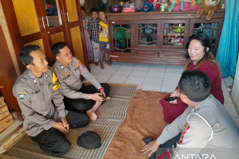 Kapolres Sukabumi beri penghargaan untuk emak pengawal ambulans