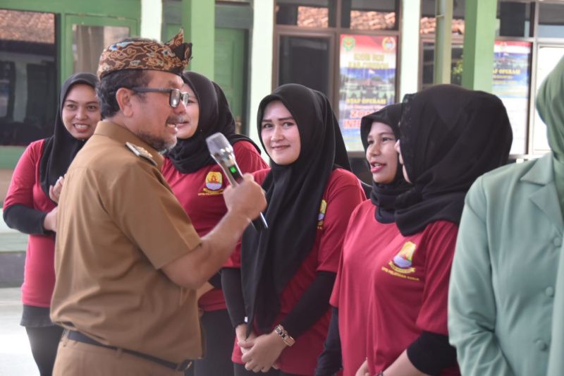 Anggota Persit Kodim Cirebon dilatih buat kerajinan suvenir