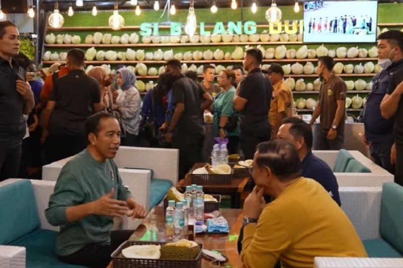 Presiden Jokowi traktir makan durian rayakan emas sepak bola SEA Games