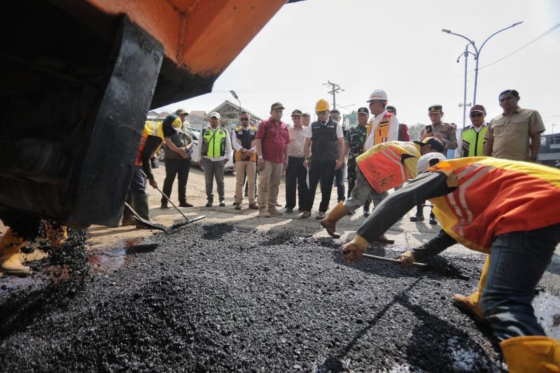 Gubernur Ridwan Kamil inspeksi pengaspalan jalan provinsi Padalarang-Cisarua