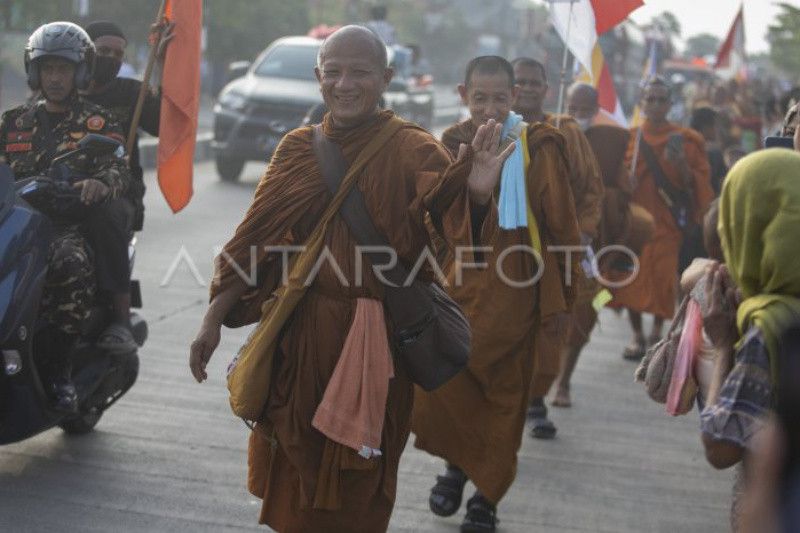 32 Bhante yang melakukan perjalanan dari Thailand tiba di Cirebon