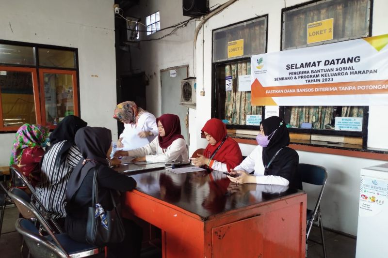 Pos Indonesia salurkan bansos sembako dan PKH untuk 9.833 KPM di Sumedang