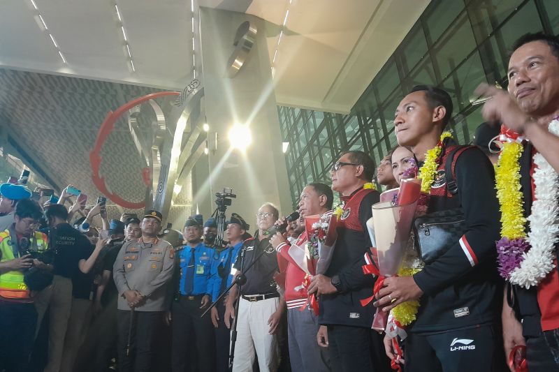 Kedatangan timnas Indonesia disambut oleh ribuan suporter di Bandara Soekarno-Hatta