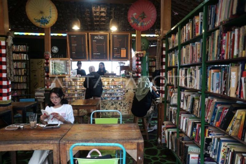 Kedai kopi berkonsep ruang baca
