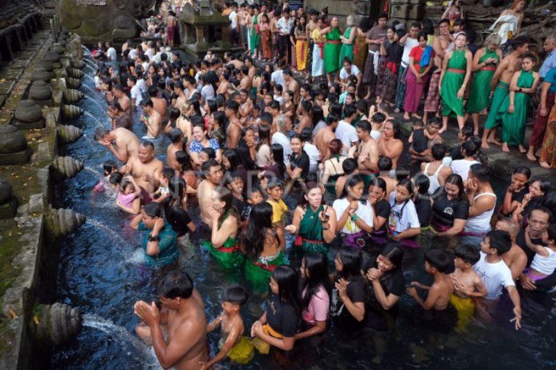 Ritual Melukat saat Banyu Pinaruh di Bali