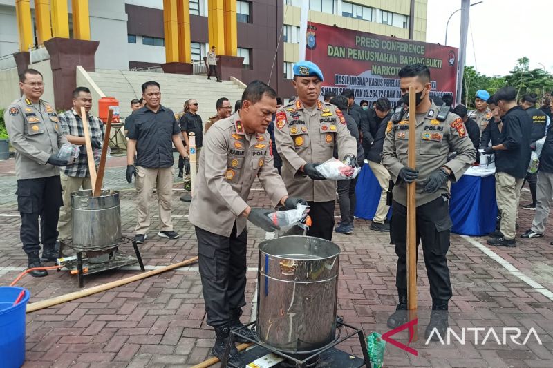 Polda Riau musnahkan 13 kg sabu dan ratusan ekstasi dari 15 tersangka