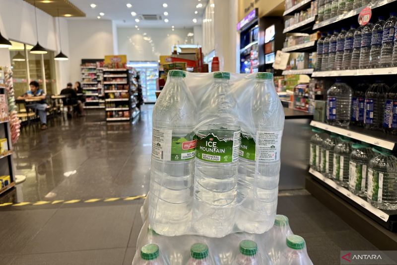 Masyarakat di Malaysia diimbau banyak minum air karena cuaca terik
