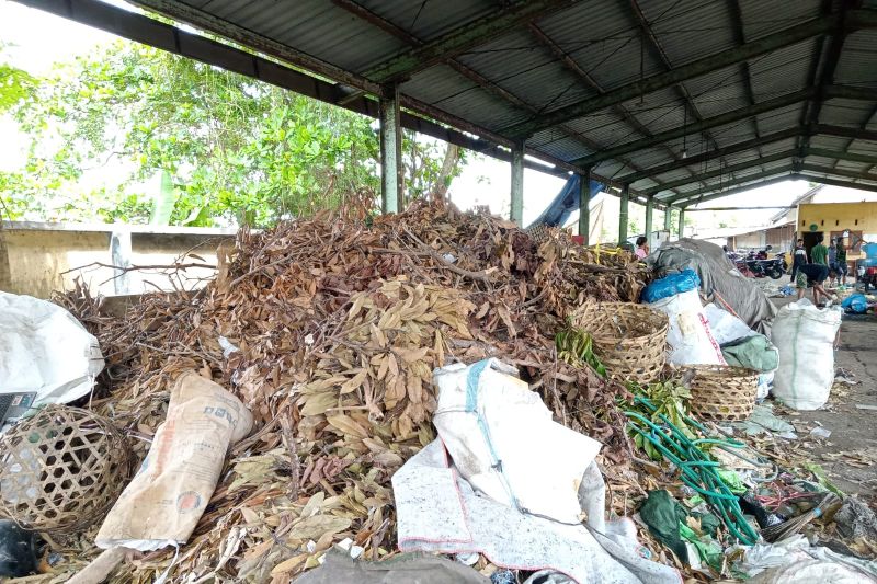 DLH Mataram segera jual sampah daun menjadi pembangkit listrik - ANTARA ...