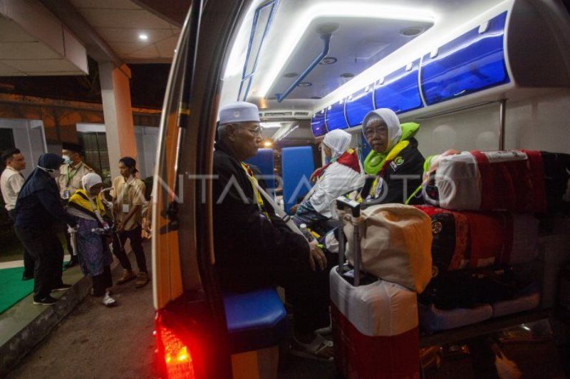 Pemberangkatan calon haji kloter pertama embarkasi Batam