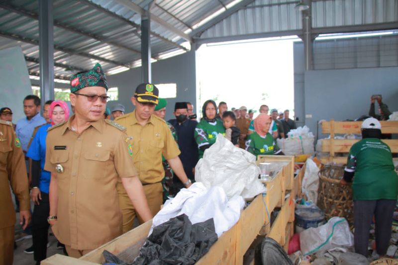 Bupati Bandung ingin penanganan sampah bisa tuntas di TPS
