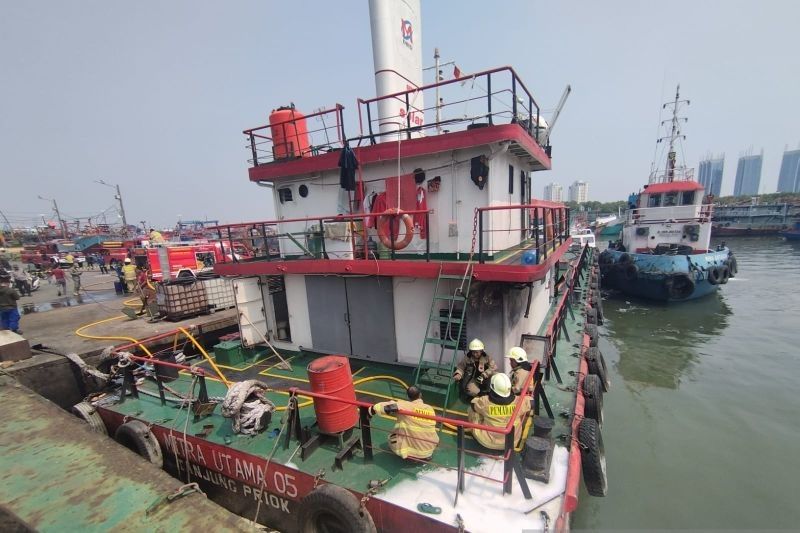 Sudin Gulkarmat Jakut padamkan percikan api di kapal motor pengangkut BBM