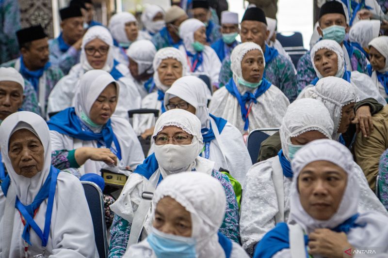 Jamaah calon haji asal OKU Timur tiba di Asrama Haji Palembang