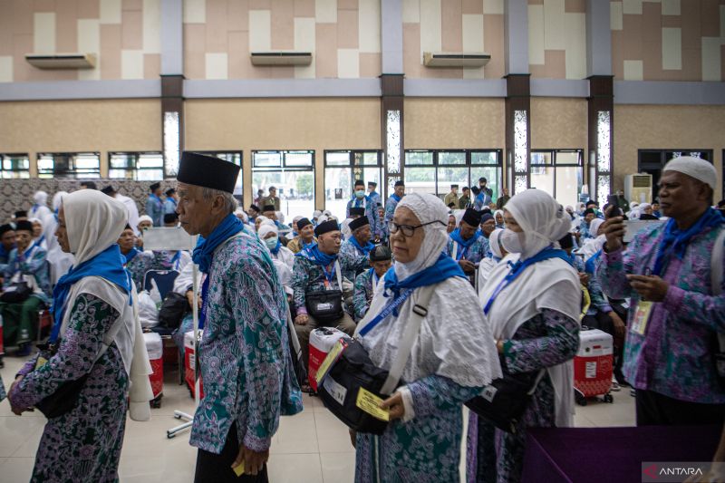 Jamaah calon haji asal OKU Timur tiba di Asrama Haji Palembang