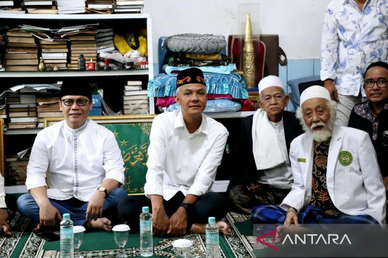 Ganjar Pranowo bersilaturahmi ke ulama kharismatik Abuya Muhtadi