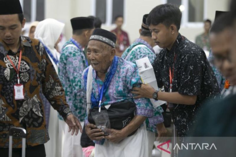 Kloter pertama jamaah calon haji terbang dari BIJB pada Minggu malam