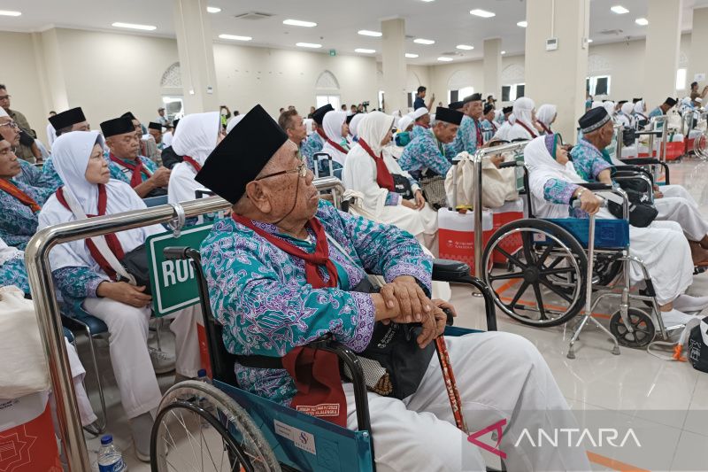 Pemkab memenuhi kebutuhan air bersih di Asrama Haji Indramayu yang diminta jamaah