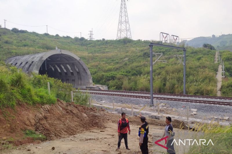 Polda Jabar minta warga tak terbangkan layangan dan drone di sekitar jalur KCJB