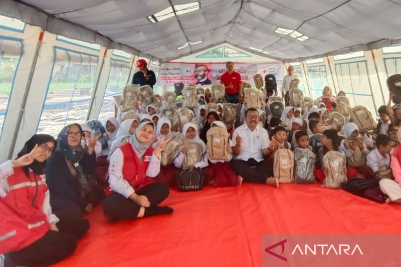 PMI Kabupaten Bandung bantu alat sekolah siswa untuk korban gempa Cianjur