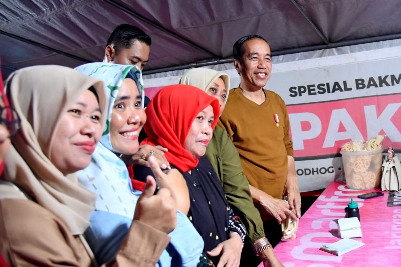 Presiden Jokowi berbaur warga nikmati kuliner bakmi legendaris Pak Pele