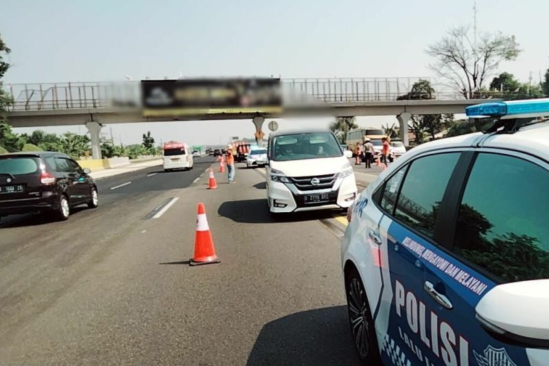 Petugas terapkan buka tutup contraflow di Tol Jakarta-Cikampek wilayah Karawang