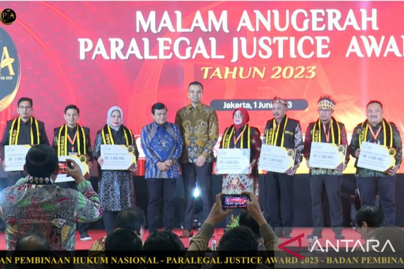 Perwakilan Kalsel meraih penghargaan pada Malam Anugerah Keadilan Paralegal 2023