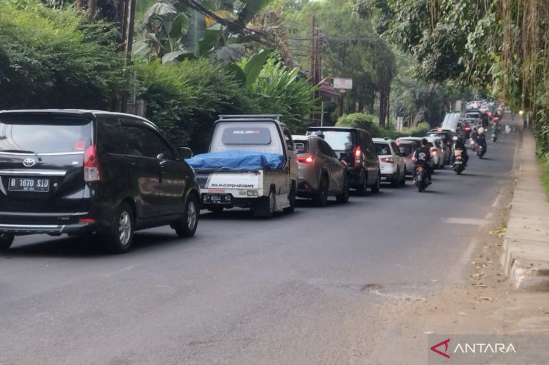 Arus kendaraan arah Lembang Bandung padat pada libur panjang Hari Waisak