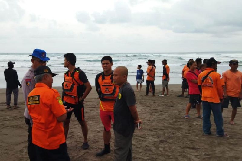 Tim SAR cari remaja yang terseret ombak di Pantai Pangandaran