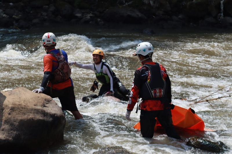 Tim SAR temukan warga yang hilang 3 hari di Sungai Cimanuk Garut