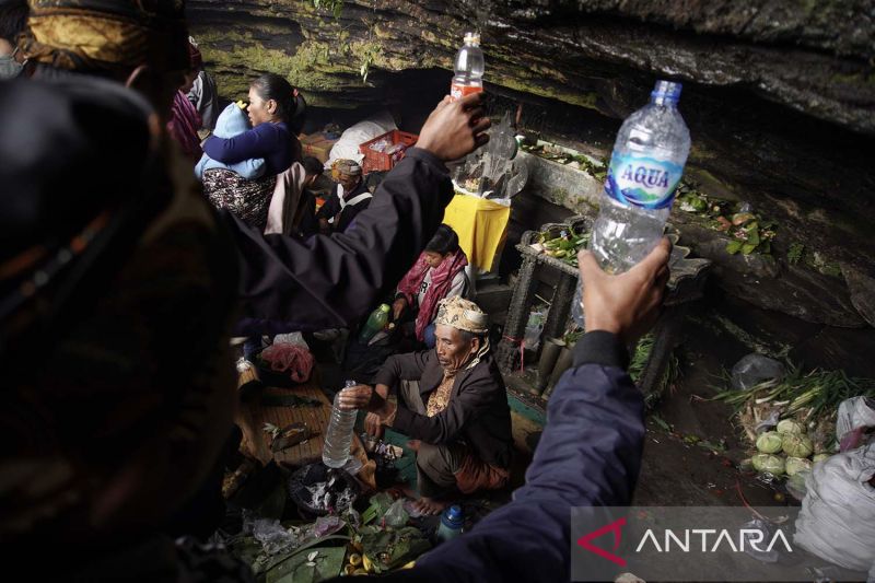 Pengambilan air suci untuk perayaan Yadnya Kasada - ANTARA News