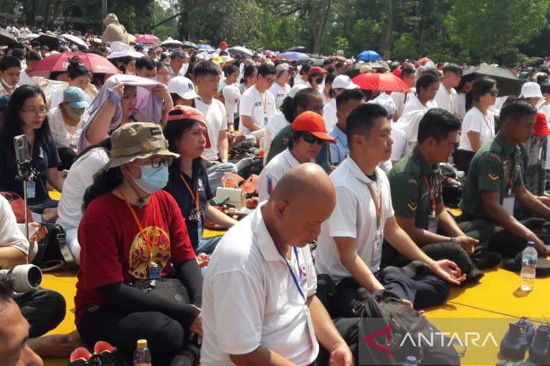 Umat Buddha lakukan detik-detik Waisak di halaman Candi Borobudur