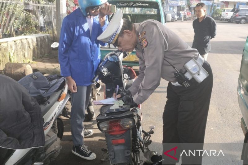 Polrestabes Bandung sebar personel terapkan tilang manual