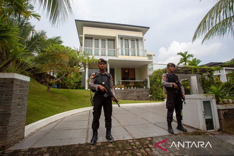 Foto-foto penggeledahan rumah Andhi Pramono di Batam