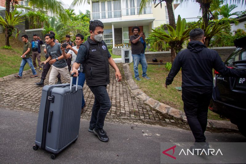 Foto-foto penggeledahan rumah Andhi Pramono di Batam