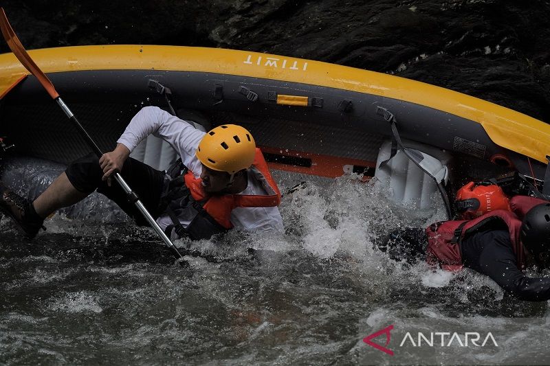 Wisata arung jeram Sungai Amorini Kolaka