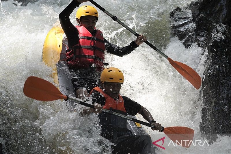 Wisata arung jeram Sungai Amorini Kolaka