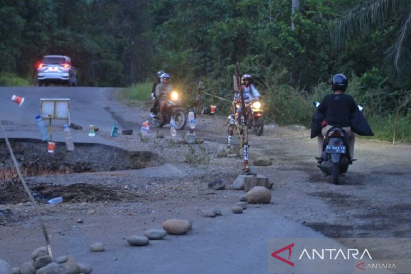 Abrasi di jalan lintas barat Sumatera