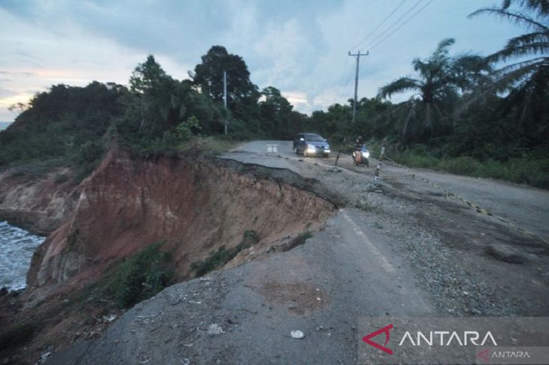 Abrasi di jalan lintas barat Sumatera