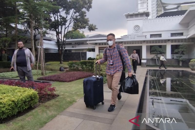 Penyidik KPK bawa 2 koper usai geledah kembali Balai Kota Bandung