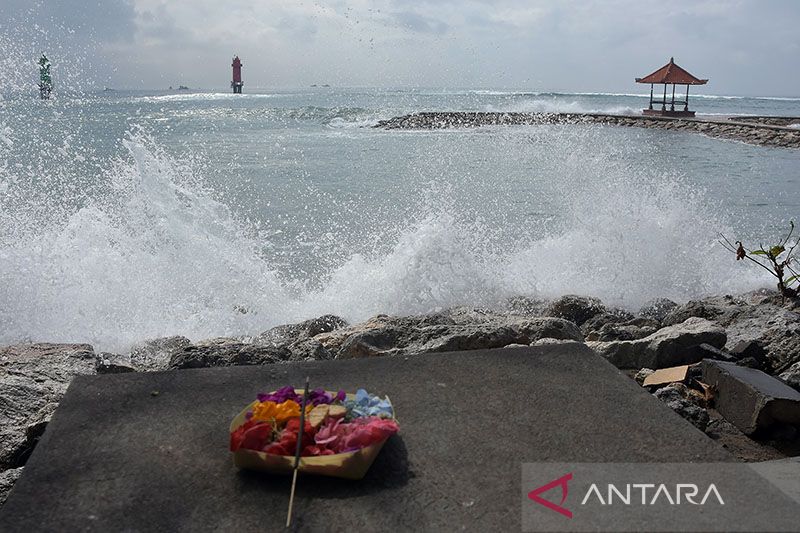 BMKG keluarkan peringatan gelombang hingga empat meter Selat Bali