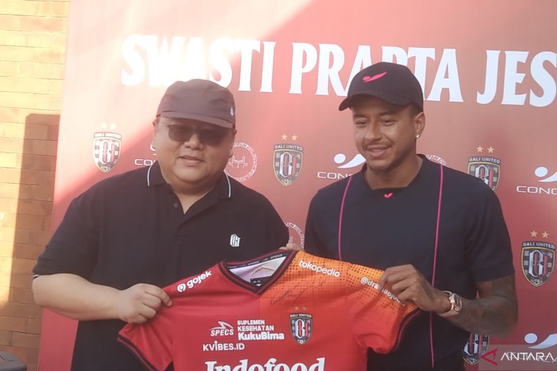 Jesse Lingard jajal pemusatan latihan Bali United di Pantai Gianyar