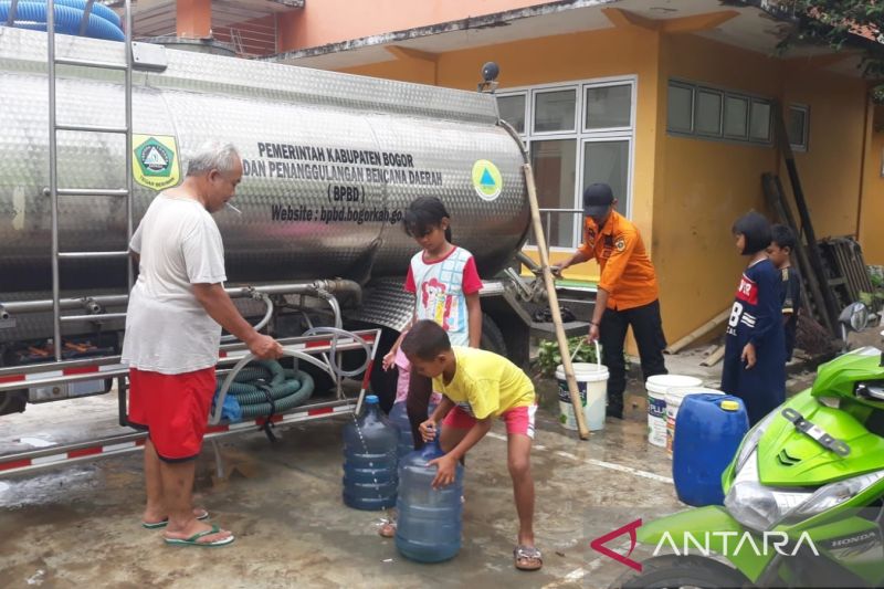 BPBD Kabupaten Bogor mengirim bantuan air bersih ke wilayah terdampak kekeringan