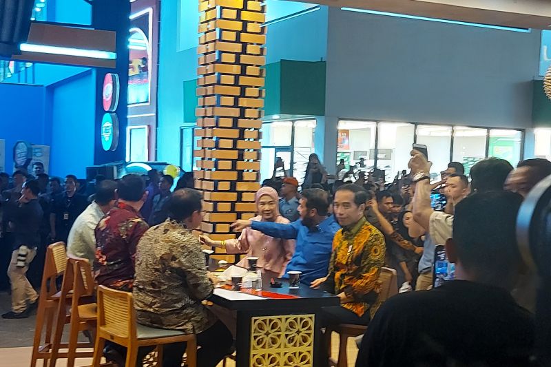 Jokowi minum kopi tubruk di gerai Jakarta Fair bersama Ketua MK, Panglima TNI dan menteri