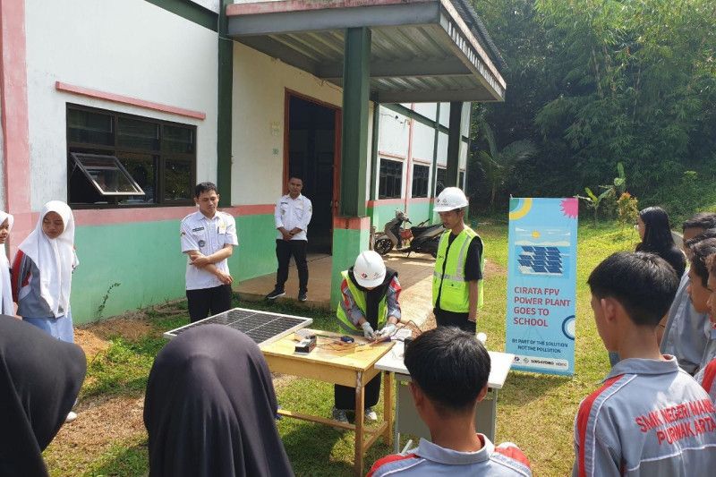 Mahasiswa kenalkan energi hijau ke siswa SMK di Cirata