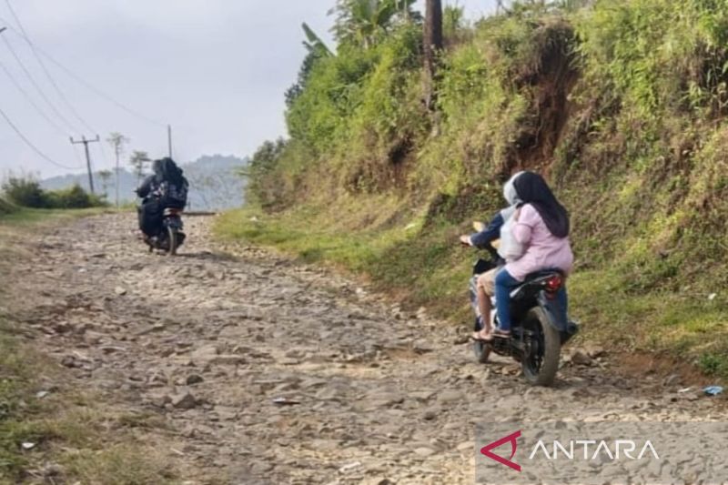 Bupati Cianjur minta Dinas PUTR programkan perbaikan jalan rusak